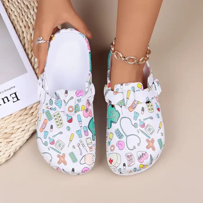 Sabots mules imprimés de dessins animés pour femmes, chaussures d'infirmière à boucle réglable, pantoufles d'intérieur confortables à bout fermé antidérapantes pour la plage et le jardin