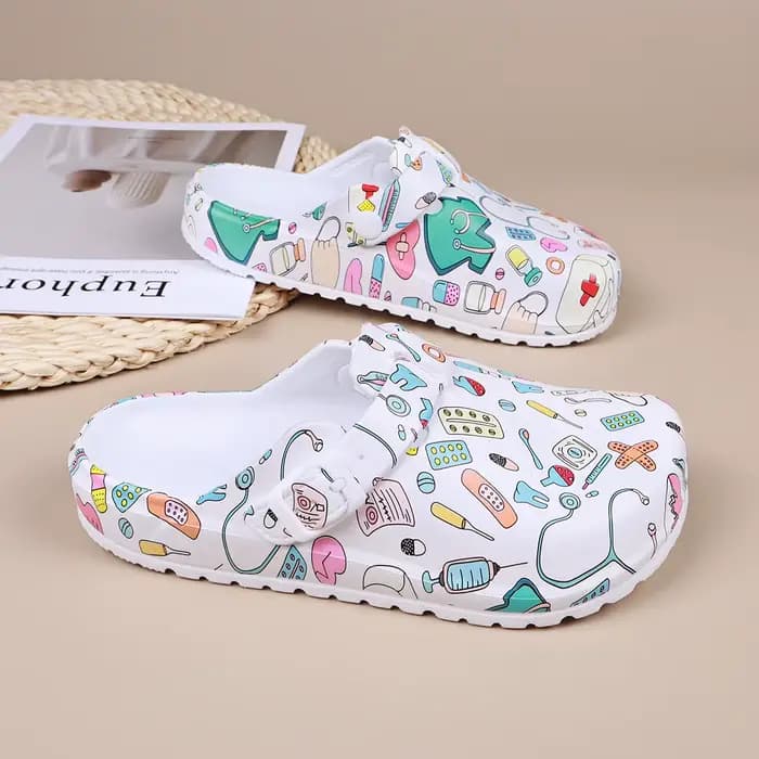 Sabots mules imprimés de dessins animés pour femmes, chaussures d'infirmière à boucle réglable, pantoufles d'intérieur confortables à bout fermé antidérapantes pour la plage et le jardin