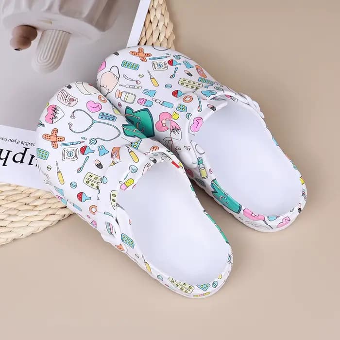 Sabots mules imprimés de dessins animés pour femmes, chaussures d'infirmière à boucle réglable, pantoufles d'intérieur confortables à bout fermé antidérapantes pour la plage et le jardin