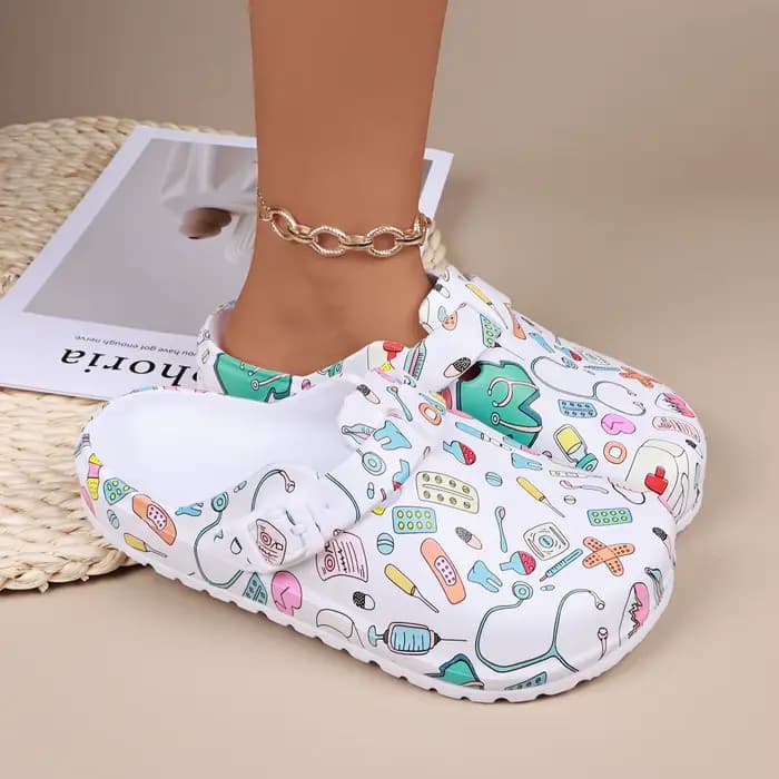 Sabots mules imprimés de dessins animés pour femmes, chaussures d'infirmière à boucle réglable, pantoufles d'intérieur confortables à bout fermé antidérapantes pour la plage et le jardin