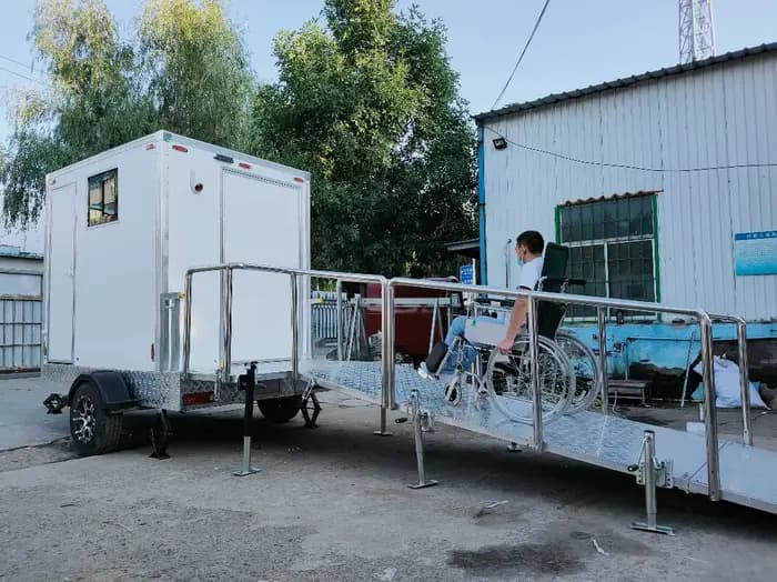 Toilettes mobiles pour personnes handicapées