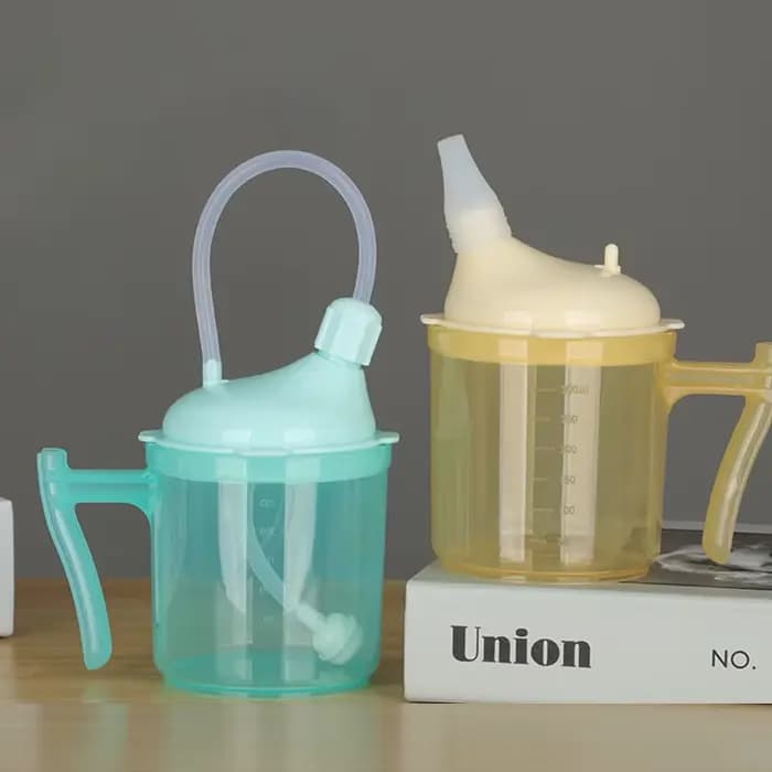 Tasse à dysphagia anti-déversement pour femme handicapée
