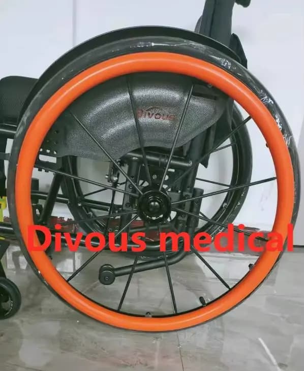 Une paire d'accessoires pour fauteuils roulants en silicone anti-marins de 24 pouces