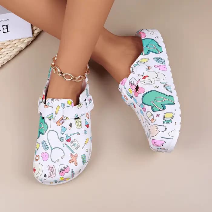 Sabots mules imprimés de dessins animés pour femmes, chaussures d'infirmière à boucle réglable, pantoufles d'intérieur confortables à bout fermé antidérapantes pour la plage et le jardin