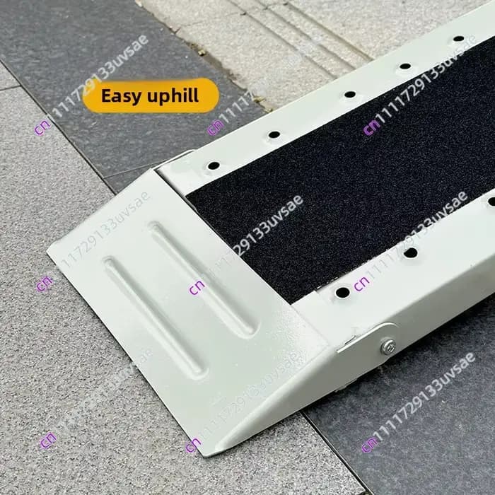 Rampe d'accès pour fauteuil roulant et véhicule électrique
