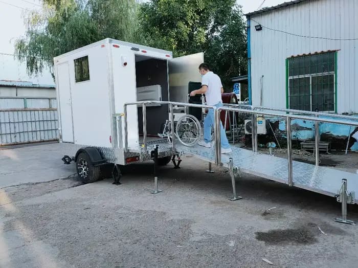 Toilettes mobiles pour personnes handicapées