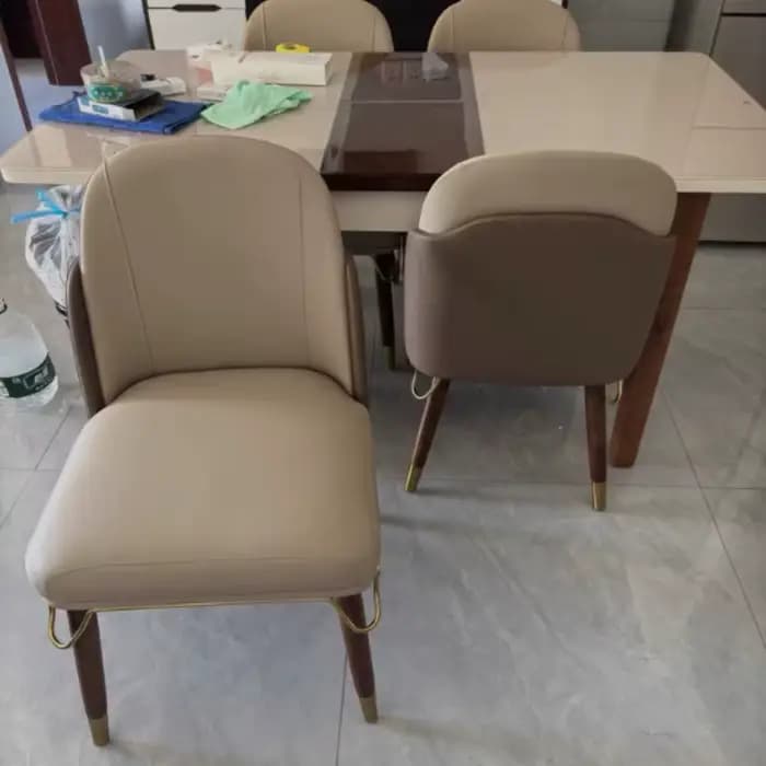 Chaise de salle à manger en cuir de style italien, design léger et luxueux, dossier design, table et chaise de salle à manger haut de gamme, chaise de salle à manger simple.