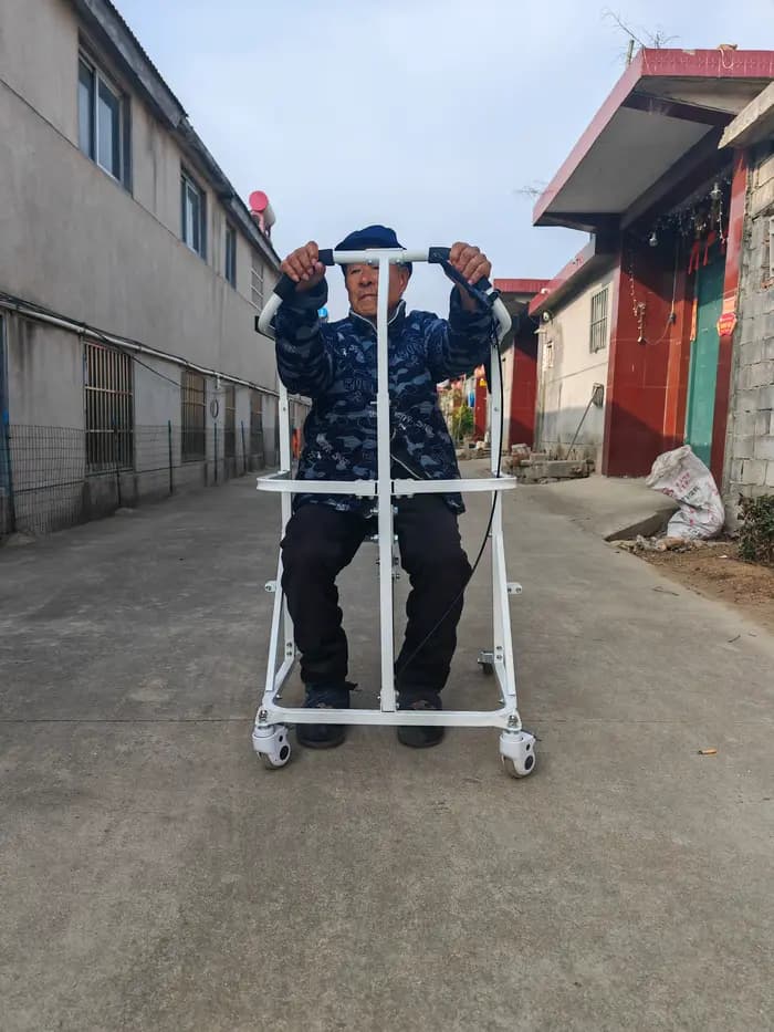 Dispositif de rééducation d'entraînement de marche d'assistant de fauteuil roulant