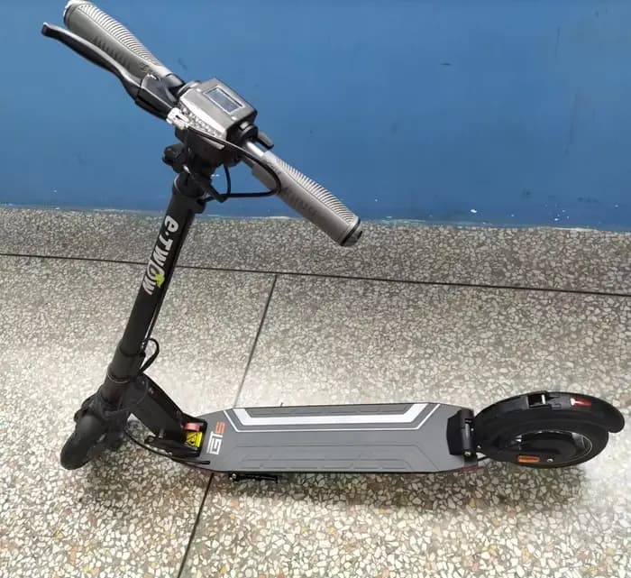 Le plus nouveau scooter électrique original de la version 700W de sport de E-TWOW moteur 48V 9.6 Ah E TWOW Eddie ion de batterie