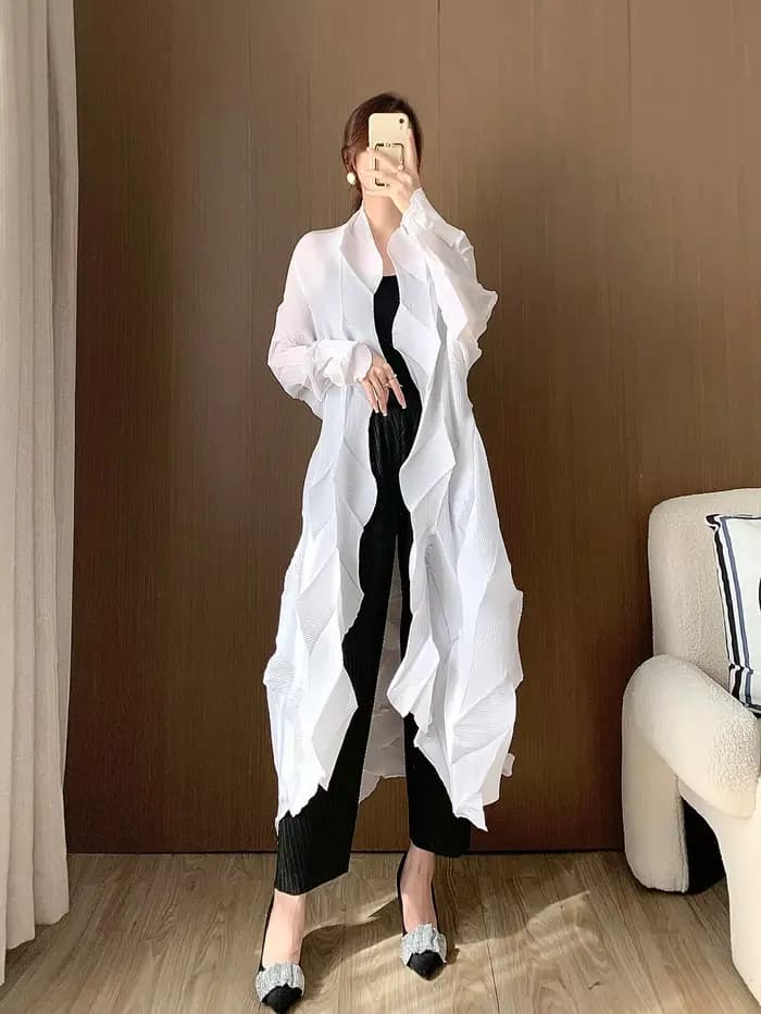 Manteau trench élégant et haut de gamme pour femmes, style long, design asymétrique, adapté au printemps et à l'été, vente en gros disponible.