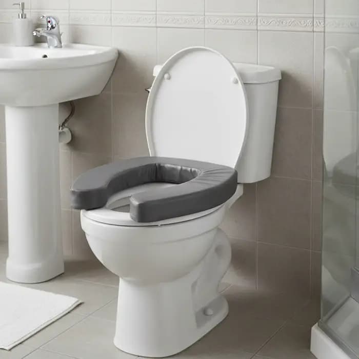 Rehausseur de siège de toilette ergonomique portable antidérapant rembourré pour personnes âgées