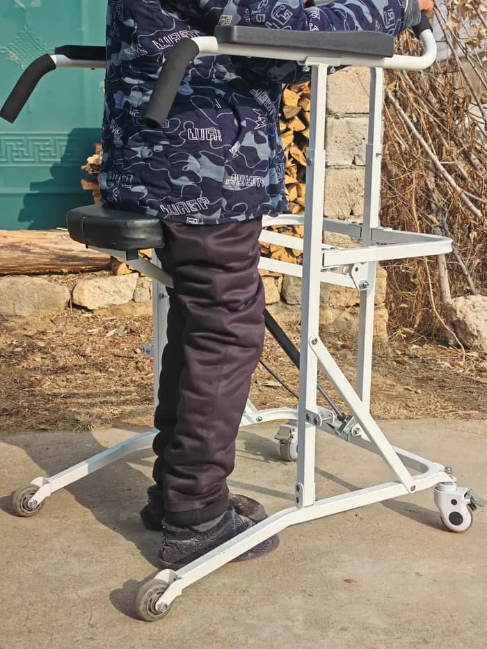 Dispositif de rééducation d'entraînement de marche d'assistant de fauteuil roulant