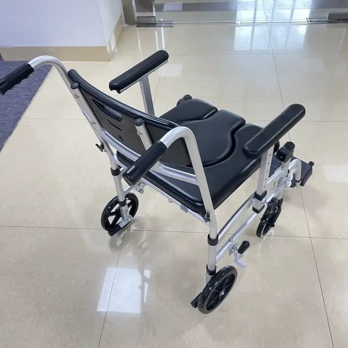 OEM économique de fauteuil roulant manuel pliant en gros pour les personnes âgées
