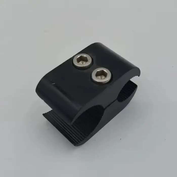 Pince de fixation pour pièces de fauteuil roulant
