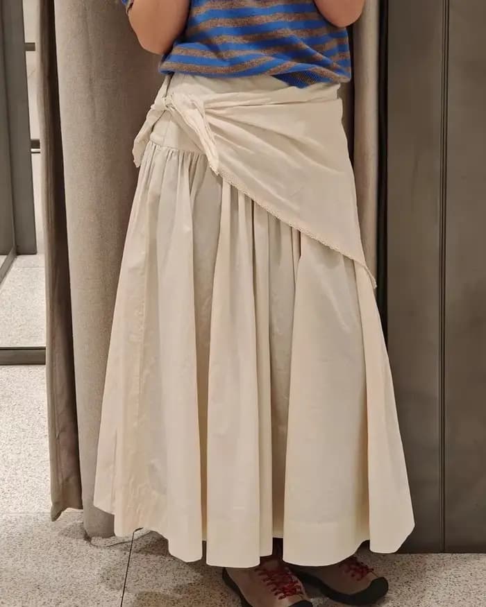 Jupe pour femme Nouvelle Collection Printemps-Été Beige Effet Écharpe Moelleuse Longueur Midi Décontractée Chic et Originale