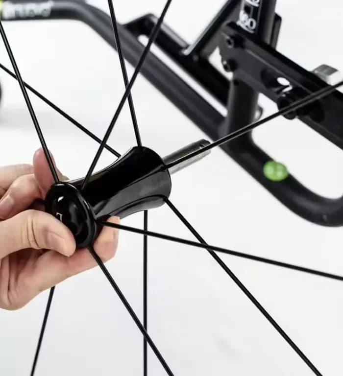 Axe et roues arrière à dégagement rapide pour fauteuil roulant