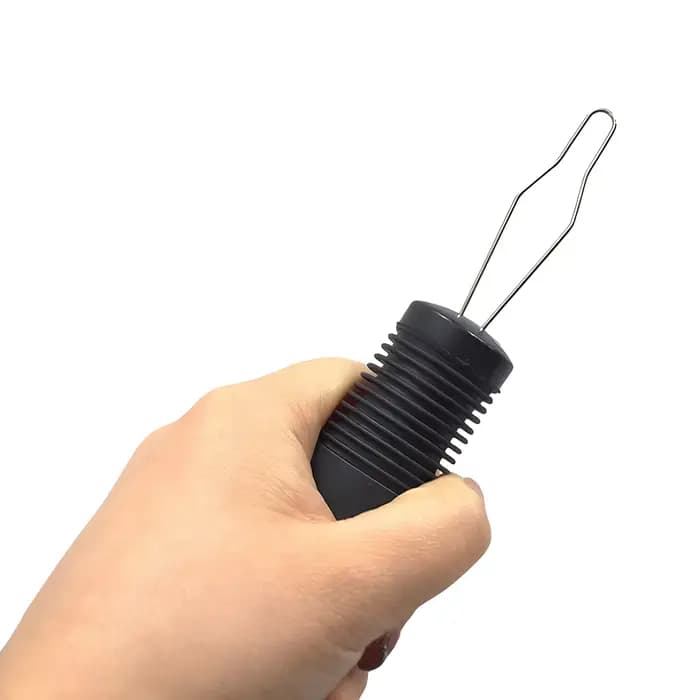 Aide à la mise de boutons pour personnes âgées atteintes d'arthrite