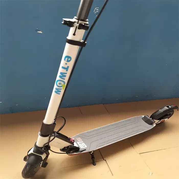 Le plus nouveau scooter électrique original de la version 700W de sport de E-TWOW moteur 48V 9.6 Ah E TWOW Eddie ion de batterie