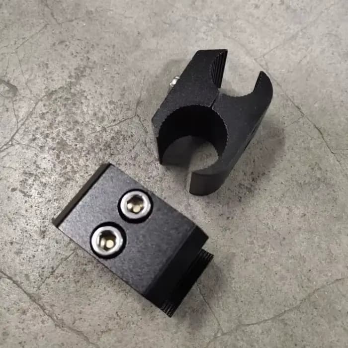 Pince de fixation pour pièces de fauteuil roulant